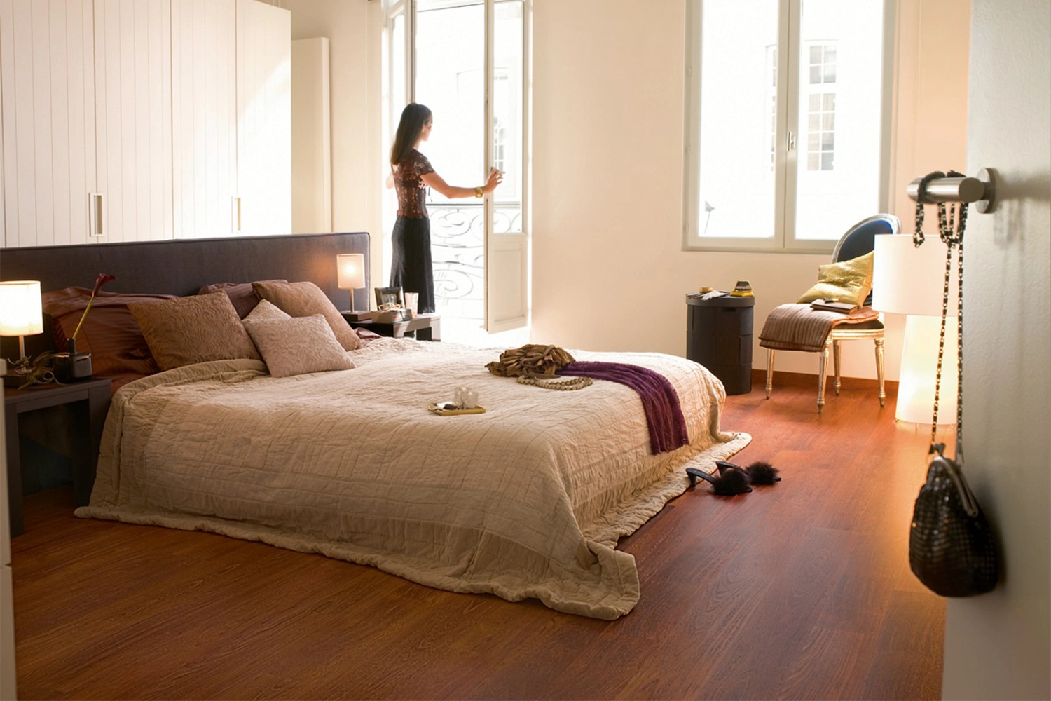 Przytulna sypialnia z podłogą laminowaną Quick-Step Merbau